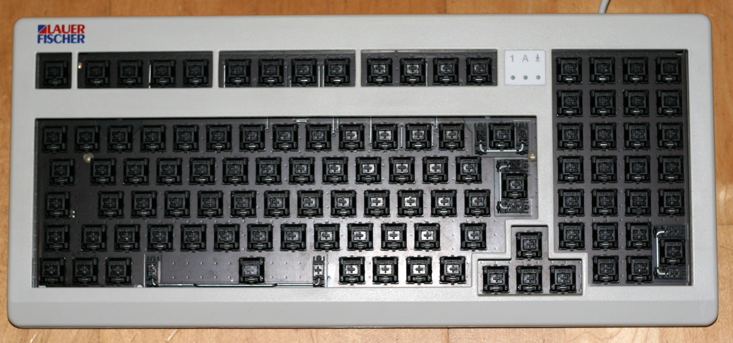 A picture of the whole keyboard after cleaning (the case was cleaned "the traditional way" with a washing-up brush and neutral soap), before I put the caps back on, while I was still full of hope considering the switches...