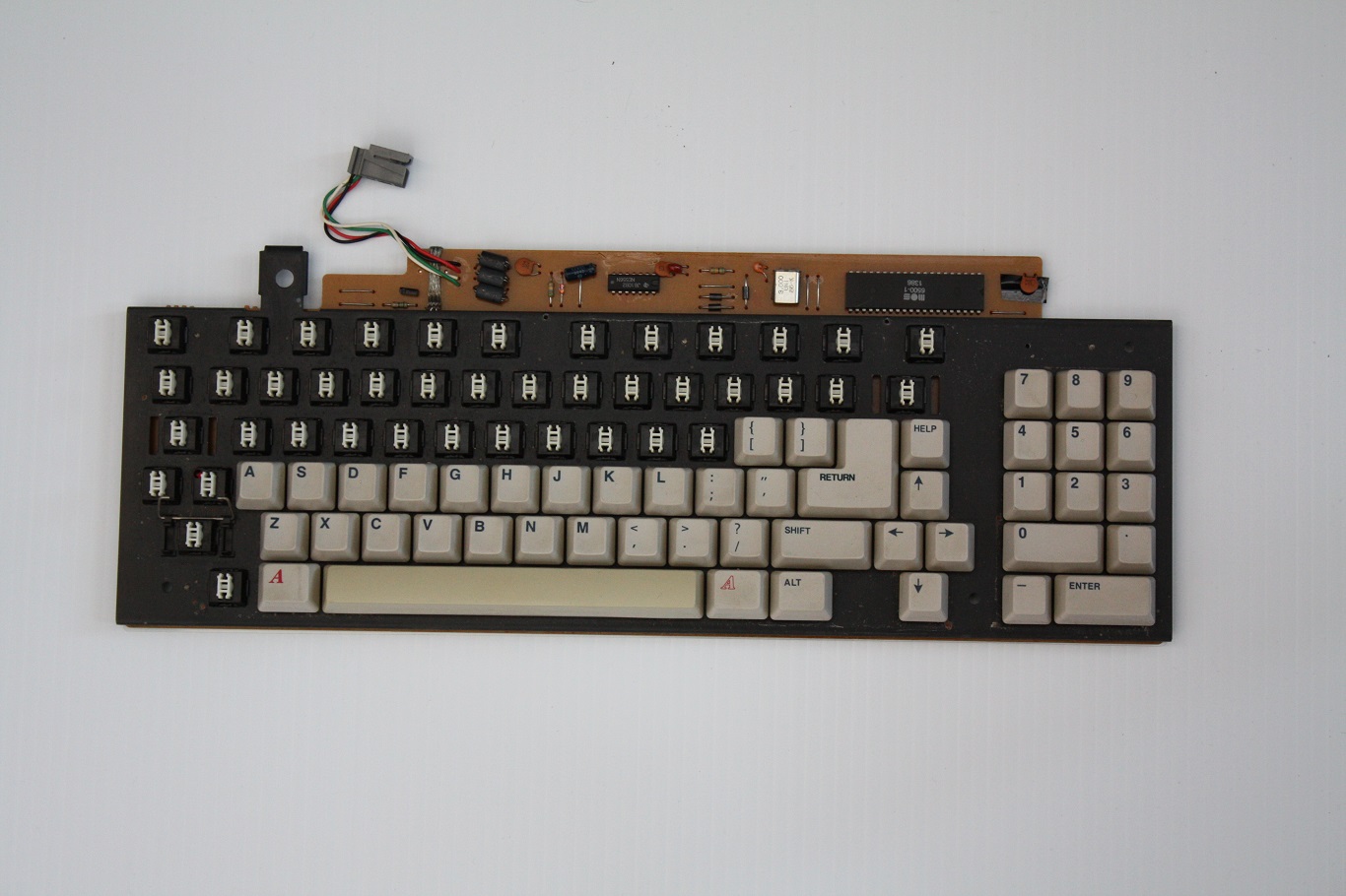 Amiga 1000 Mitsumi keyboard - some key caps removed