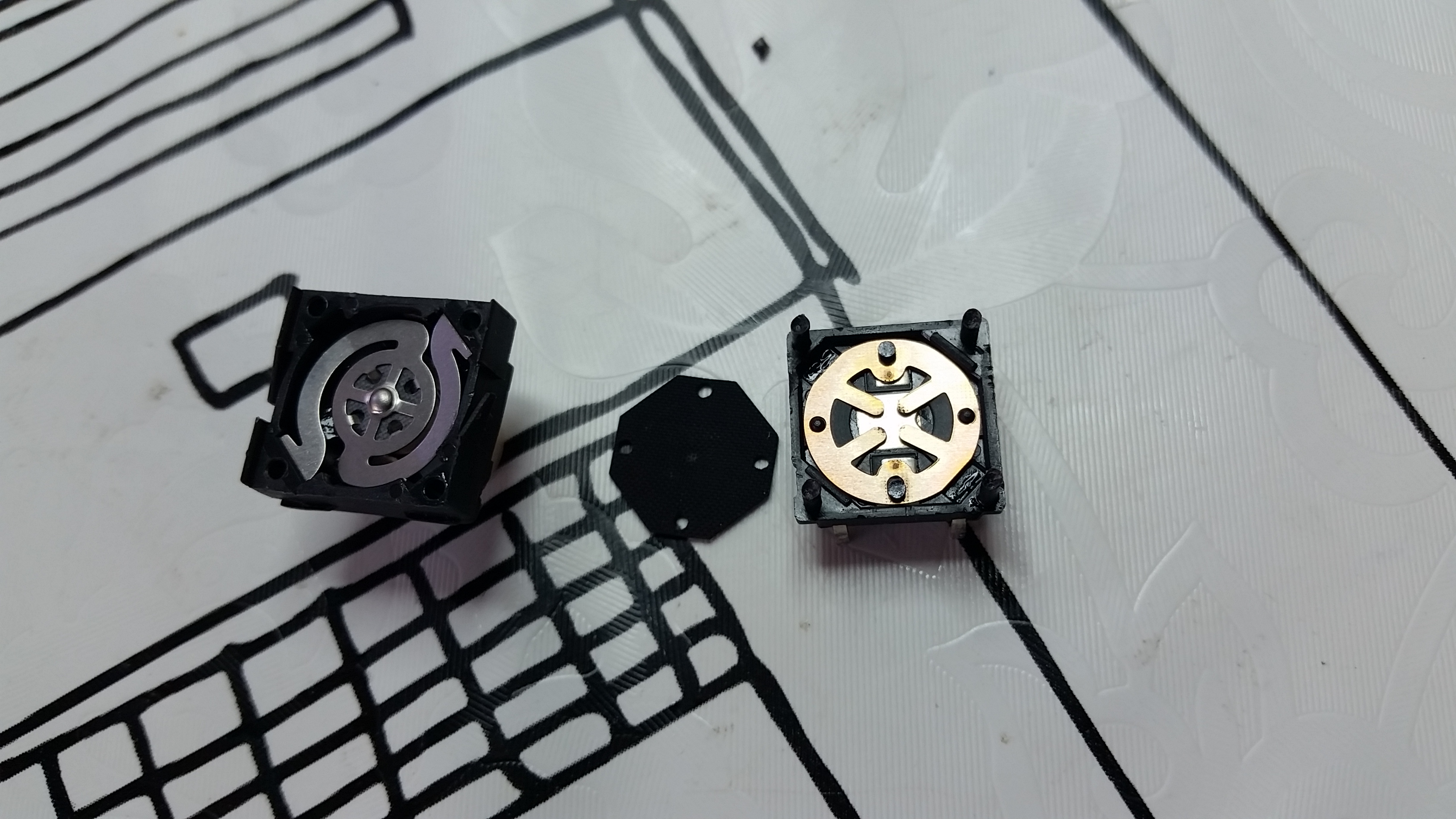 From left to right, the plate spring, rubber mat and contact plate.