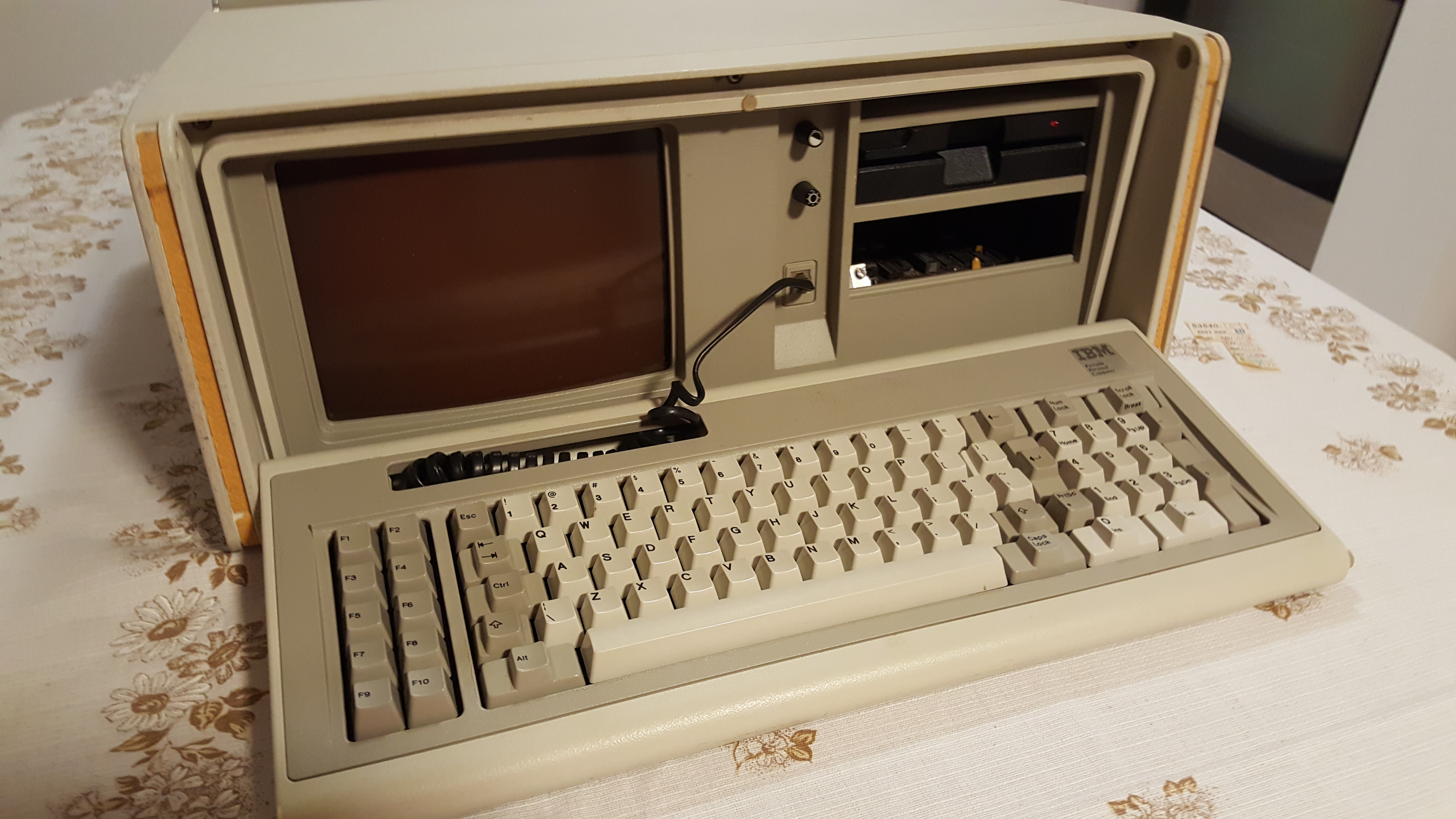 What a  thing of beauty. And This is technically my first Model F as I received this before the package with my F AT came in later in the day. The different cases really do lend their own unique sounds to each of the boards - and I absolutely love the sound and feel of the capacitive buckling springs in both!