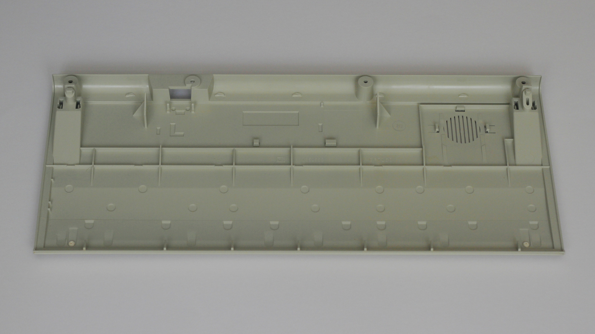 IBM Model M terminal 1392595 from 1987-06-16 bottom shell with pole for keyboard support