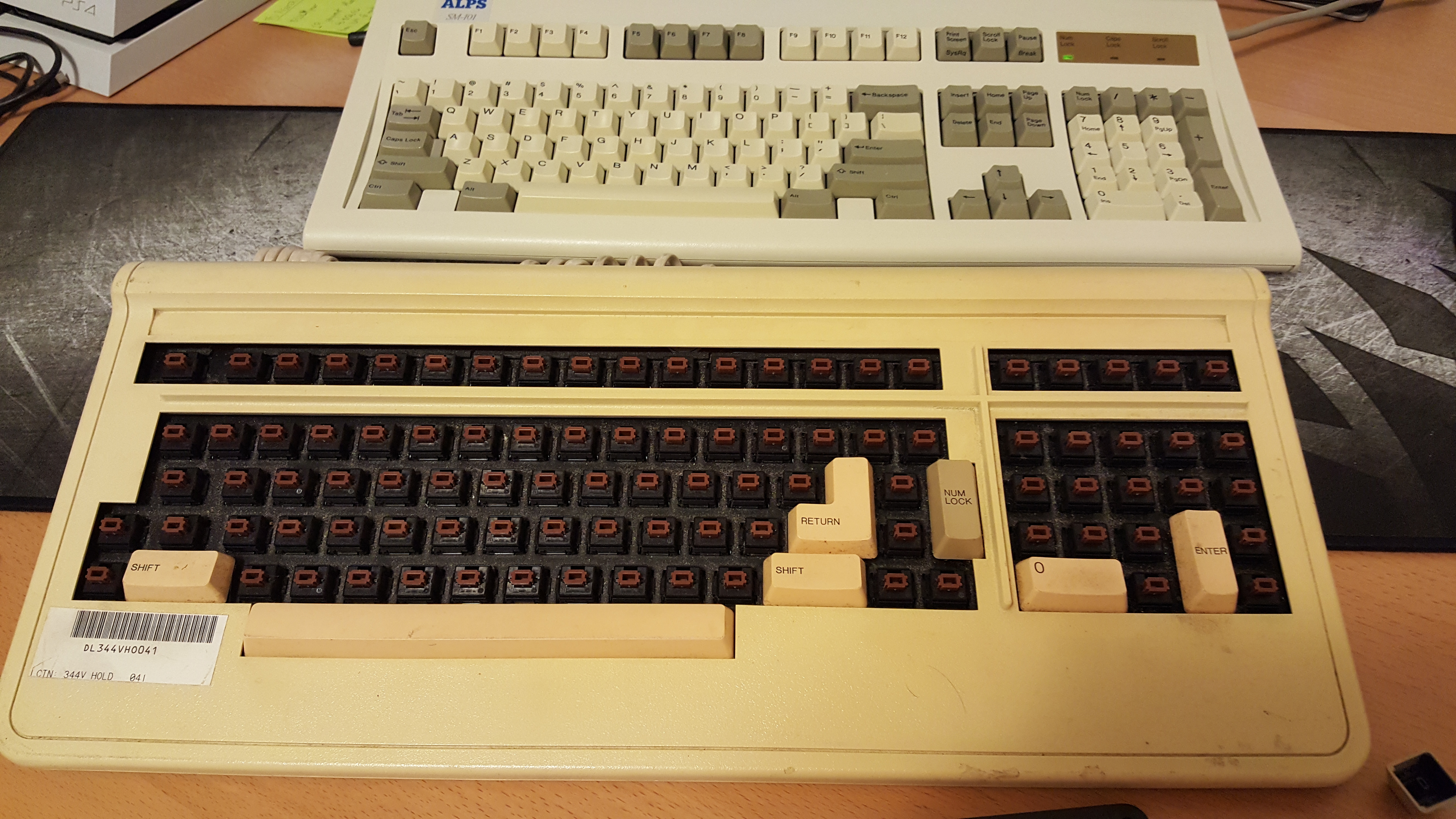 The switches are thankfully still in great condition. Some light dust on the plate, but the switches themselves look and feel very clean.