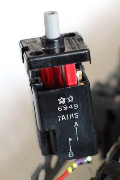 400px-Micro_Switch_magnetic_reed_side_view_open.JPG