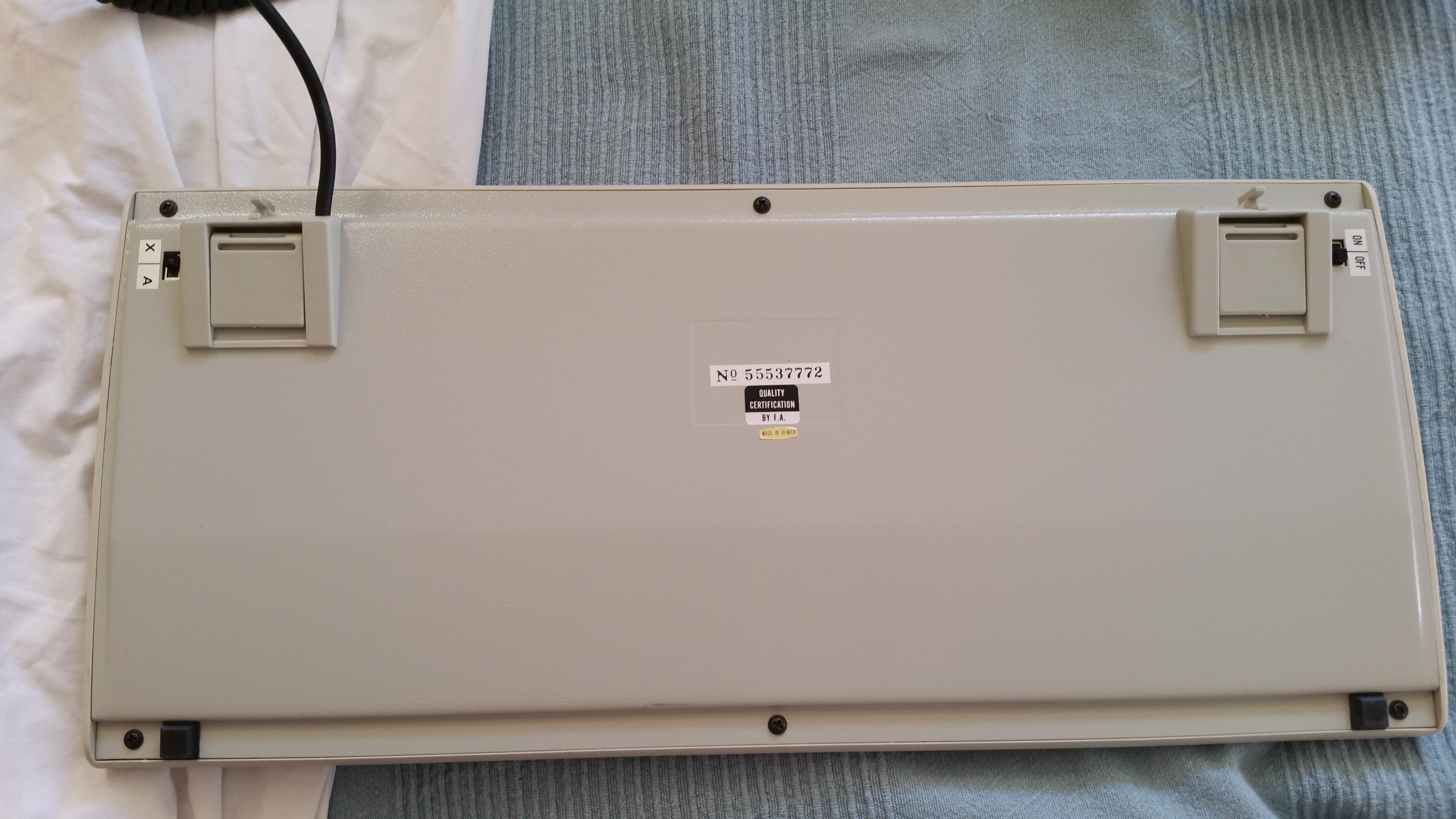 note the lack of rubber anti slip "shoes" on the feet