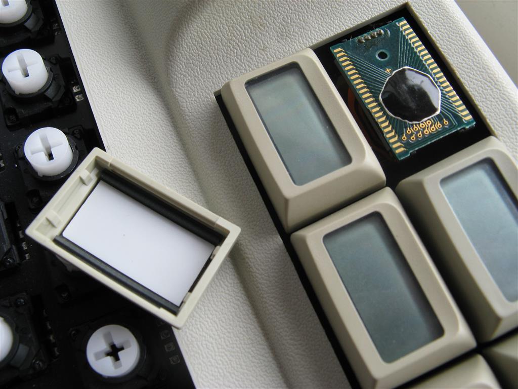 Bold move probably to take the keycap off... Fortunately I didn't break anything, but I didn't dare to go further either.